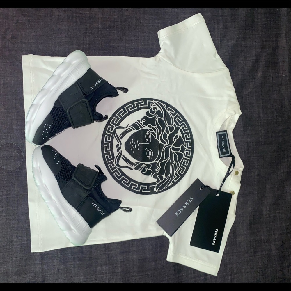 Young Versace Trainer sneakers with Versace shirt